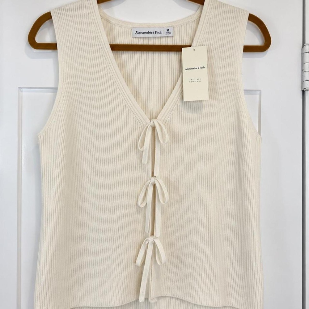 🤍 Abercrombie & Fitch Cream Tie-Front Ribbed Knit Top — Medium — NWT